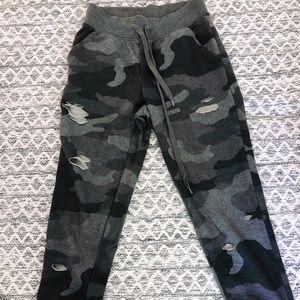 RIPPED CAMO JOGGERS